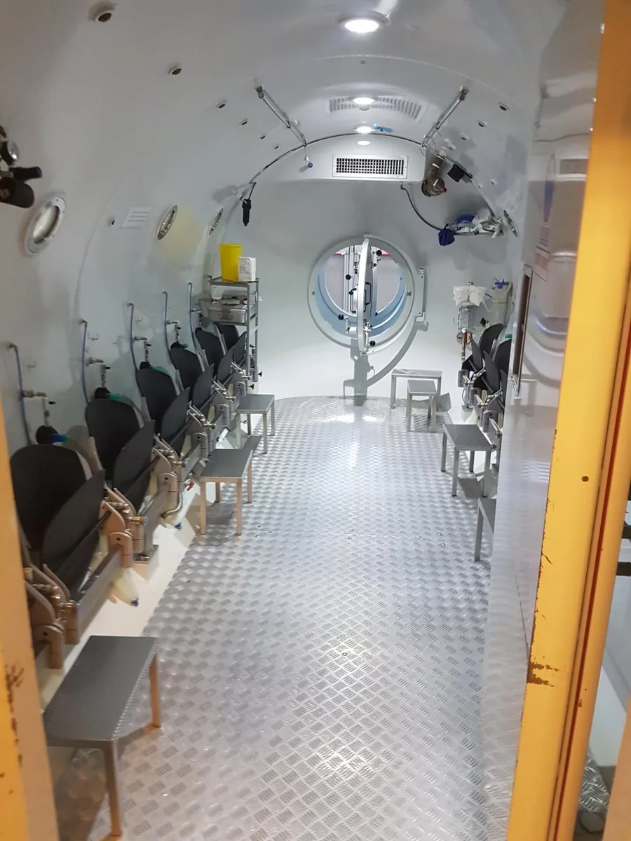 Interno di una camera iperbarica con le sedute
