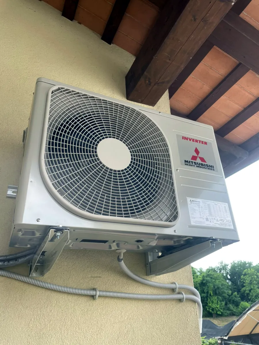 Unità esterna di un climatizzatore Mitsubishi Heavy Industries installata da Pat