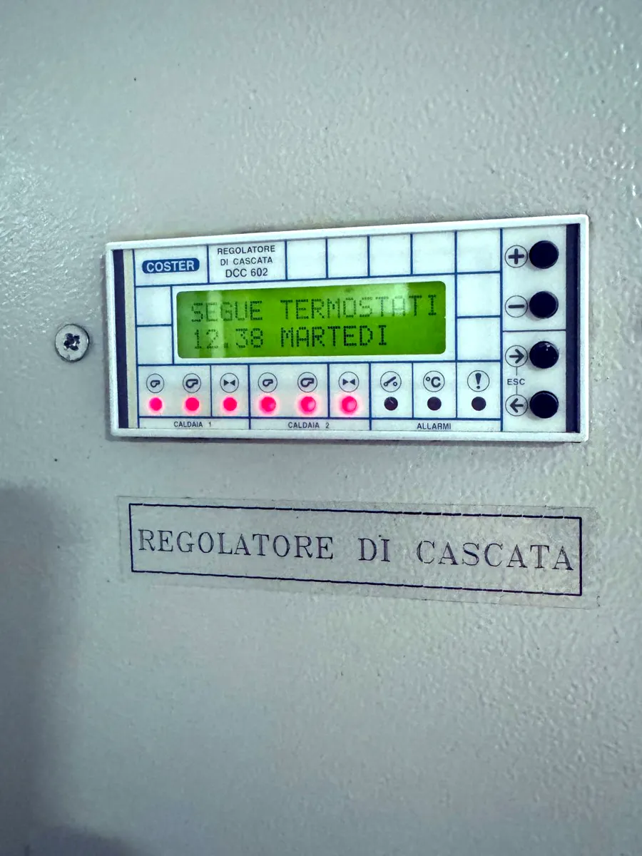 Regolatore di cascata delle caldaie in un quadro realizzato da Pat