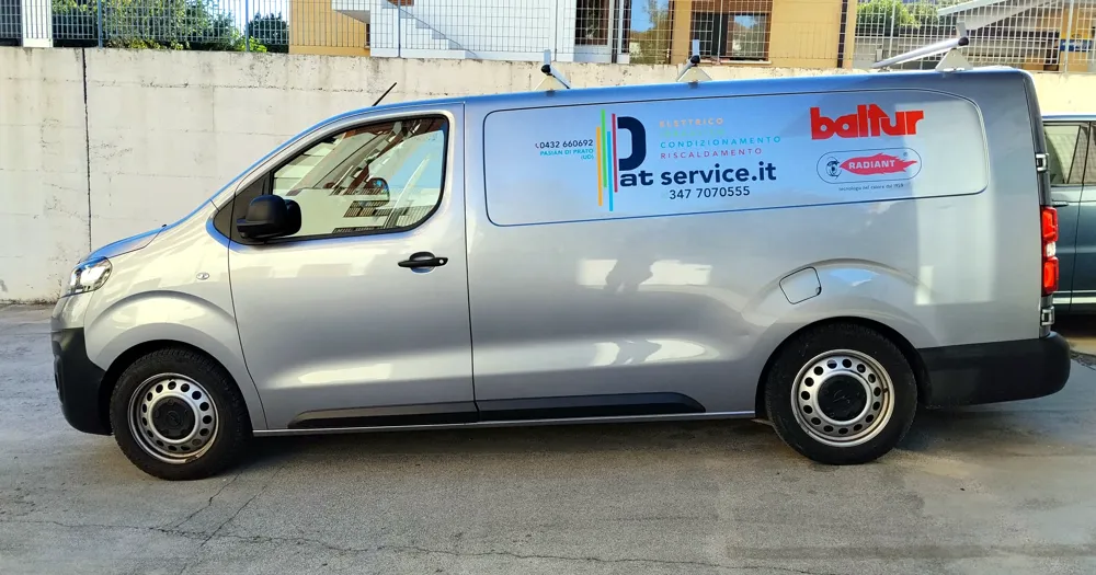 Il furgone di Pat con il marchio e i numeri di telefono