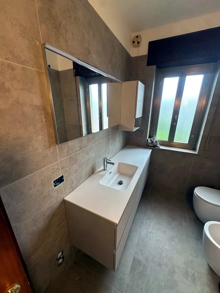 Bagno rifatto con mobile lavabo e specchio contenitore