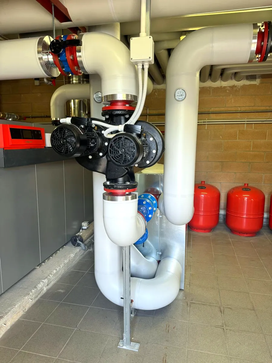 Collettori e pompe di una centrale termica